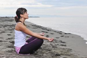 mujer yoga playa foto