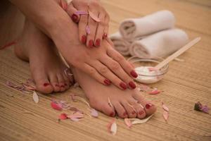 pies y manos femeninos en el salón de spa foto