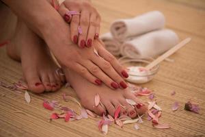 pies y manos femeninos en el salón de spa foto