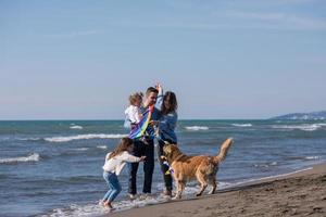 familia joven feliz disfrutando de las vacaciones durante el día de otoño foto