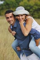 feliz pareja joven tiene tiempo romántico al aire libre foto