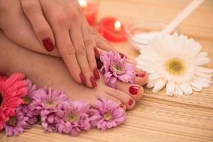 pies y manos femeninos en el salón de spa foto