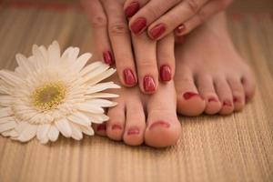 pies y manos femeninos en el salón de spa foto