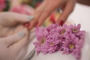 manos de mujer recibiendo una manicura foto