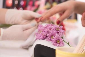 manos de mujer recibiendo una manicura foto