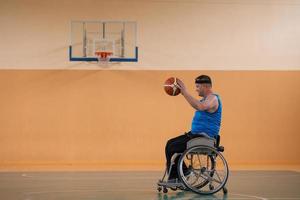 una foto de un veterano de guerra jugando baloncesto con un equipo en un estadio deportivo moderno. el concepto de deporte para personas con discapacidad