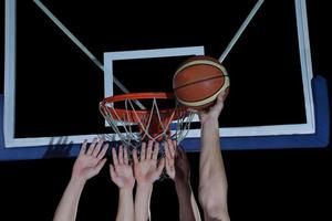 jugador de baloncesto en acción foto