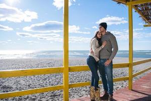 pareja charlando y divirtiéndose en el bar de la playa foto