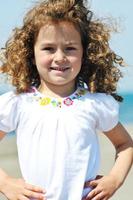 pequeño retrato de niña en la playa foto