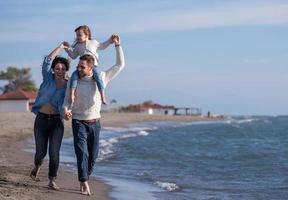 familia joven disfrutando de las vacaciones durante el otoño foto