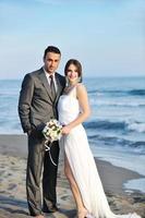 boda romántica en la playa al atardecer foto