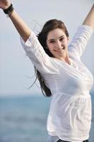 mujer joven disfruta en la playa foto