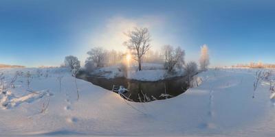 panorama esférico de niebla matutina de invierno foto