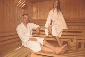 pareja relajándose en la sauna foto