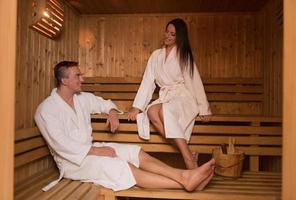 pareja relajándose en la sauna foto