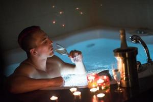 hombre relajándose en el jacuzzi foto