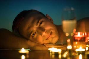 hombre relajándose en el jacuzzi foto