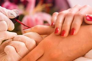 manos de mujer recibiendo una manicura foto