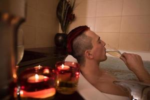 hombre relajándose en el jacuzzi foto