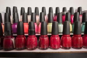 conjunto de diferentes botellas de esmalte de uñas foto