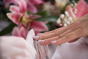 manos de mujer recibiendo una manicura foto