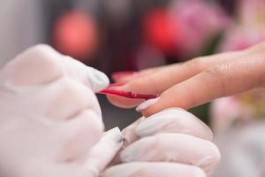 manos de mujer recibiendo una manicura foto