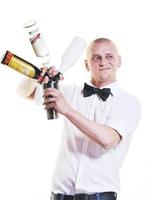 Retrato de barman aislado sobre fondo blanco. foto