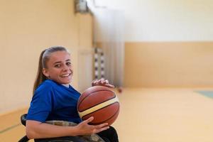 foto del equipo de baloncesto de inválidos de guerra con equipamiento deportivo profesional para personas con discapacidad en la cancha de baloncesto