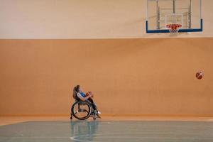foto del equipo de baloncesto de inválidos de guerra con equipamiento deportivo profesional para personas con discapacidad en la cancha de baloncesto