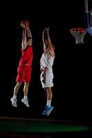 jugador de baloncesto en acción foto