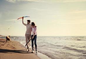 pareja feliz disfrutando del tiempo juntos en la playa foto