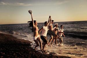 grupo de personas corriendo en la playa foto