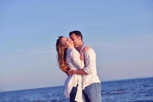 pareja joven en la playa divertirse foto