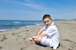 Grupo de niños felices jugando en la playa foto