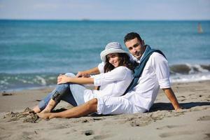 feliz pareja joven divertirse en la hermosa playa foto