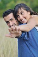 feliz pareja joven tiene tiempo romántico al aire libre foto