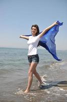 mujer joven disfruta en la playa foto