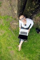 mujer con laptop en el parque foto