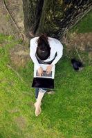 mujer con laptop en el parque foto