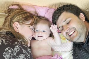 retrato de una familia joven con un lindo bebé foto