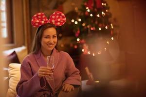 mujer bebiendo champán en el spa foto