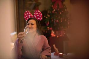 mujer bebiendo champán en el spa foto