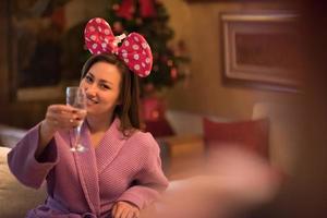 mujer bebiendo champán en el spa foto