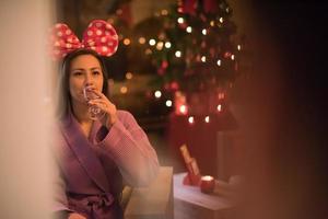 mujer bebiendo champán en el spa foto