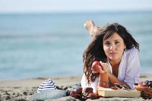 mujer joven feliz en la playa foto