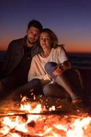 retrato, de, pareja joven, el gozar, por la noche, en la playa foto