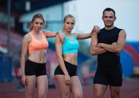 mujer deportiva en pista de carreras atléticas foto