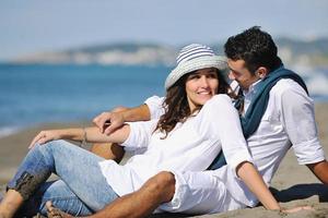 feliz pareja joven divertirse en la hermosa playa foto