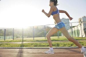 mujer trotando temprano en la mañana foto