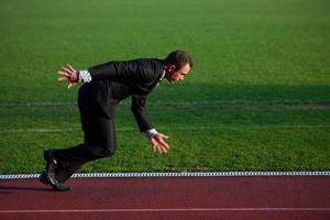 hombre de negocios listo para correr foto